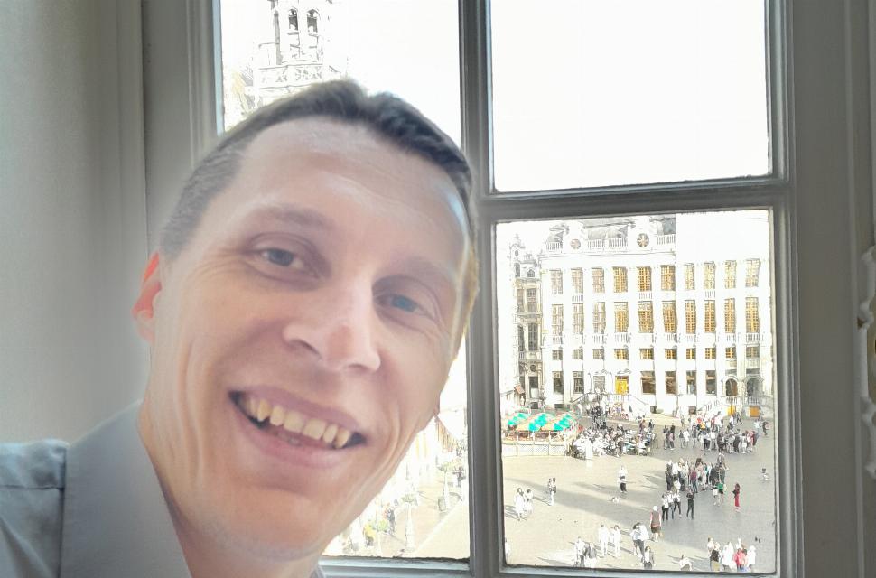 Wojciech Szymalski na tle Grand Place w Brukseli, 30.05.2023
